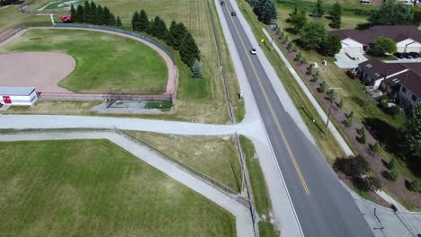 drone se eleva para mostrar un barrio de los suburbios de detroit