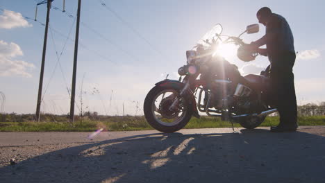 Motorradfahrer-In-Lederjacke-Sitzt-Auf-Dem-Rad-Und-Fährt-Vom-Outline-Shooting-Ab