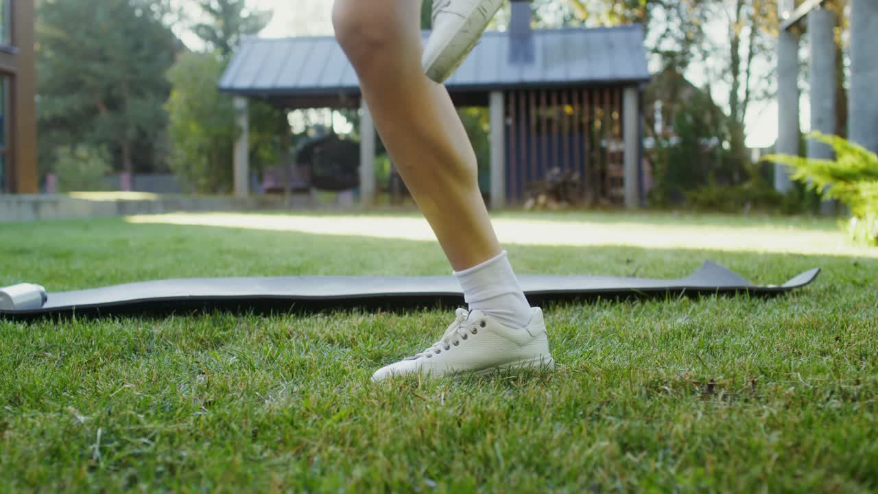 정원에서 로프를 뛰어넘는 여자