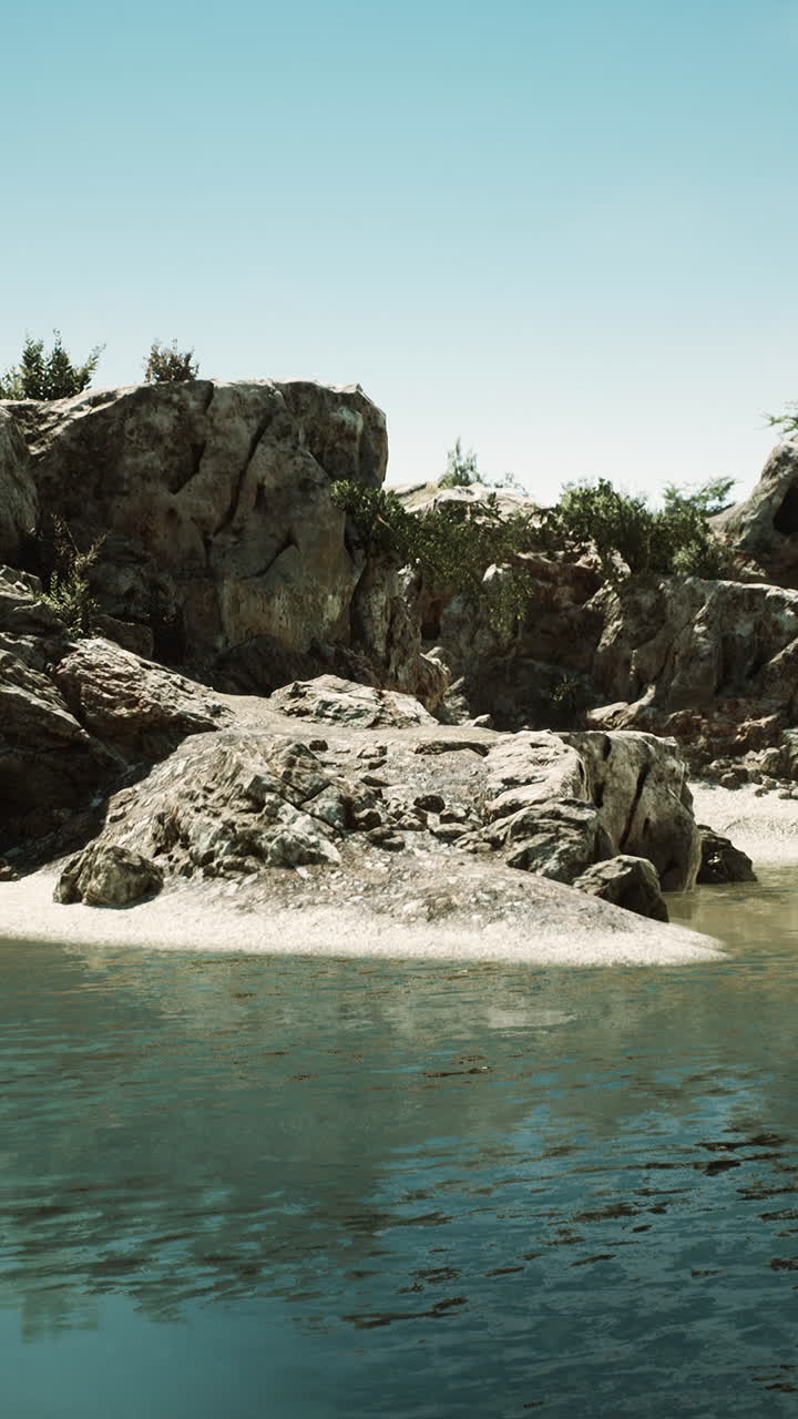 절벽 이 있는 모래 해변 의 해안 전망