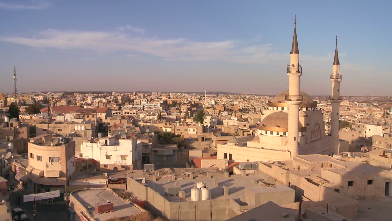 hermosa toma general genérica de una mezquita que se eleva sobre la ciudad árabe de madaba en jordania