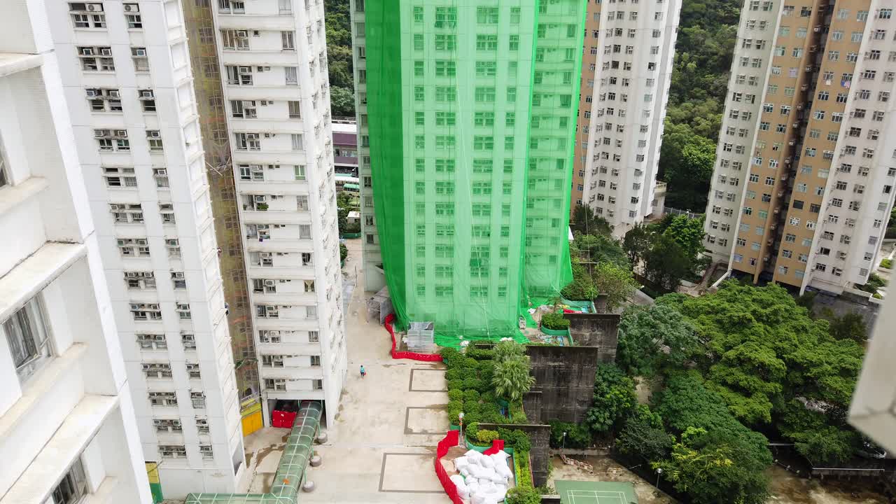 andamios tradicionales de bambú que cubren un nuevo rascacielos residencial en el centro de hong kong