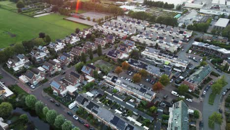 Visión-Aérea-De-Un-Hermoso-Barrio-Suburbano-Con-Paneles-Solares-En-Los-Tejados