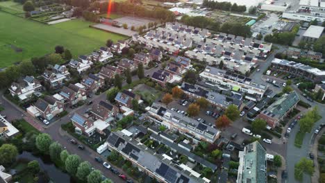 vista general aérea de un hermoso vecindario suburbano con paneles solares en los tejados