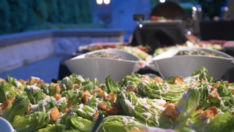 ensaladas saludables y comida que se sirve en una boda elegante