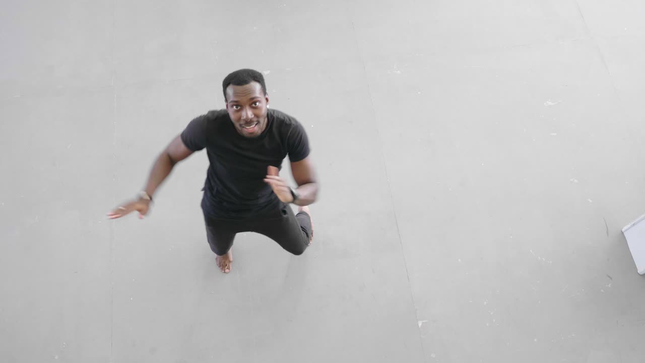 joven hipster afroamericano apuesto hombre negro bailando al estilo hip hop.