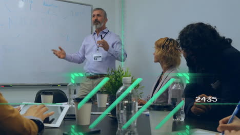 animación del procesamiento de datos financieros sobre diversas personas de negocios en la oficina