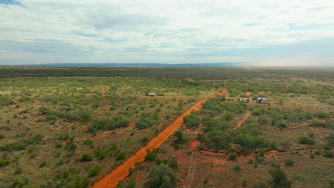 terreno de tierra roja en el remoto interior australiano para la carrera del desierto de finke, sobrevuelo de drones de 4k