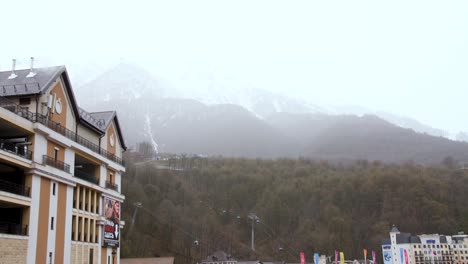 ciudad turística de montaña en invierno o primavera
