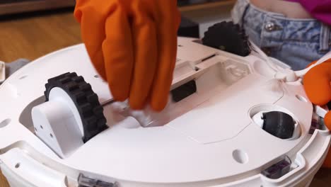 cleaning a robot vacuum