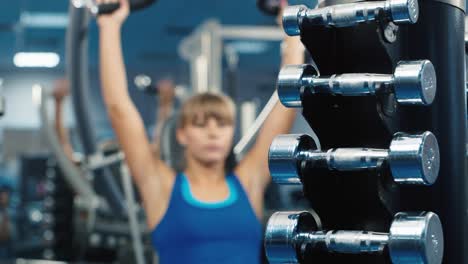 una joven entrena en un simulador 2