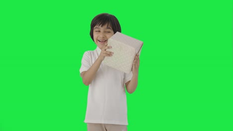행복한 인디언 소년은 선물로 녹색 스크린을 받습니다.