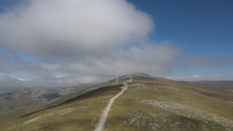 Draufsicht-Auf-Die-Auf-Dem-Gipfel-Des-Berges-Installierte-Windkraftanlage,-Luftaufnahme-Der-Nebeneinander-Angeordneten-Windkraftanlagen