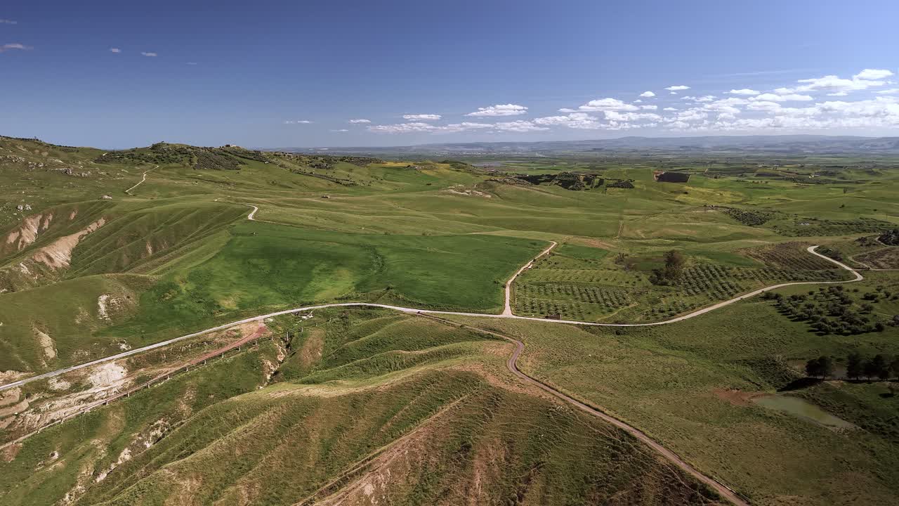 Drone che sorvola dall'alto il paesaggio desertico dei Calanchi del Cannizzola, Sicilia, Italia