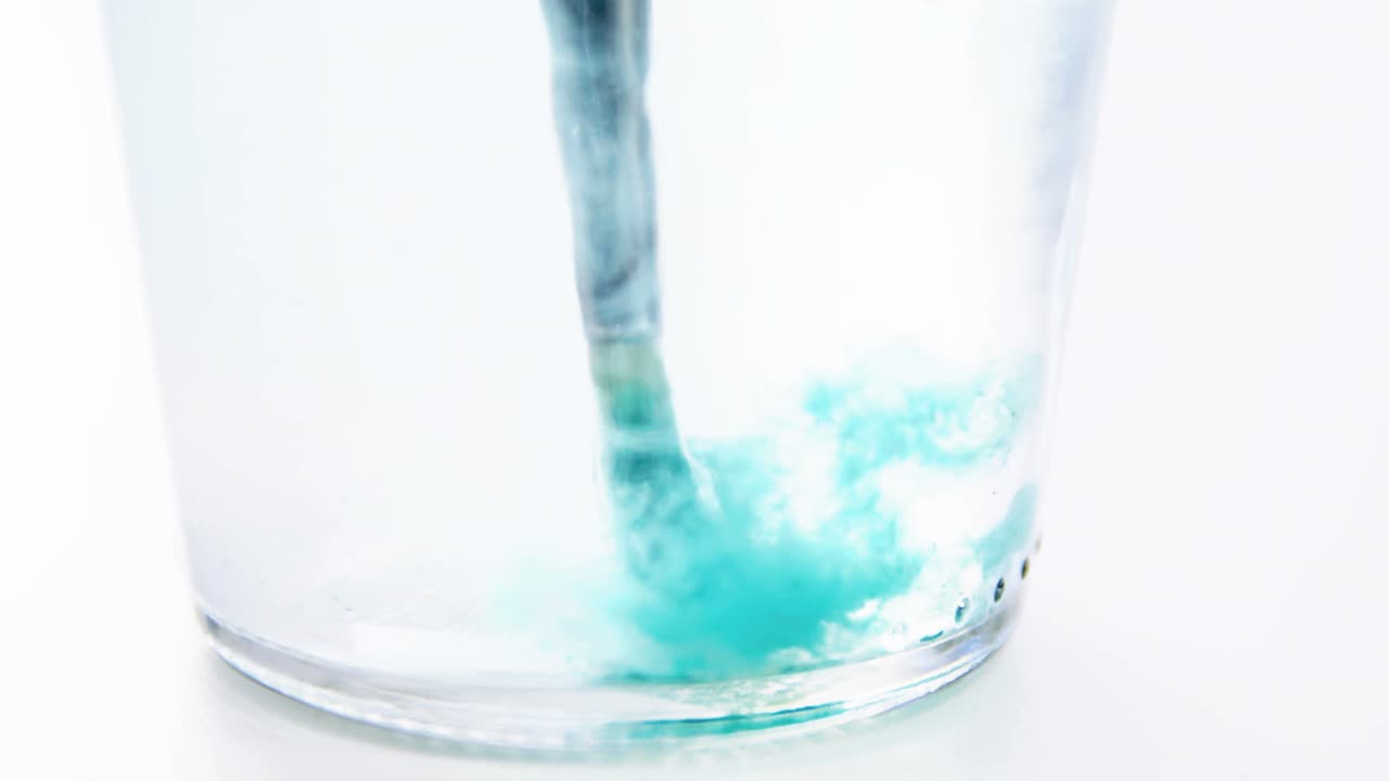 물 에 묻히는 페인트 브러시