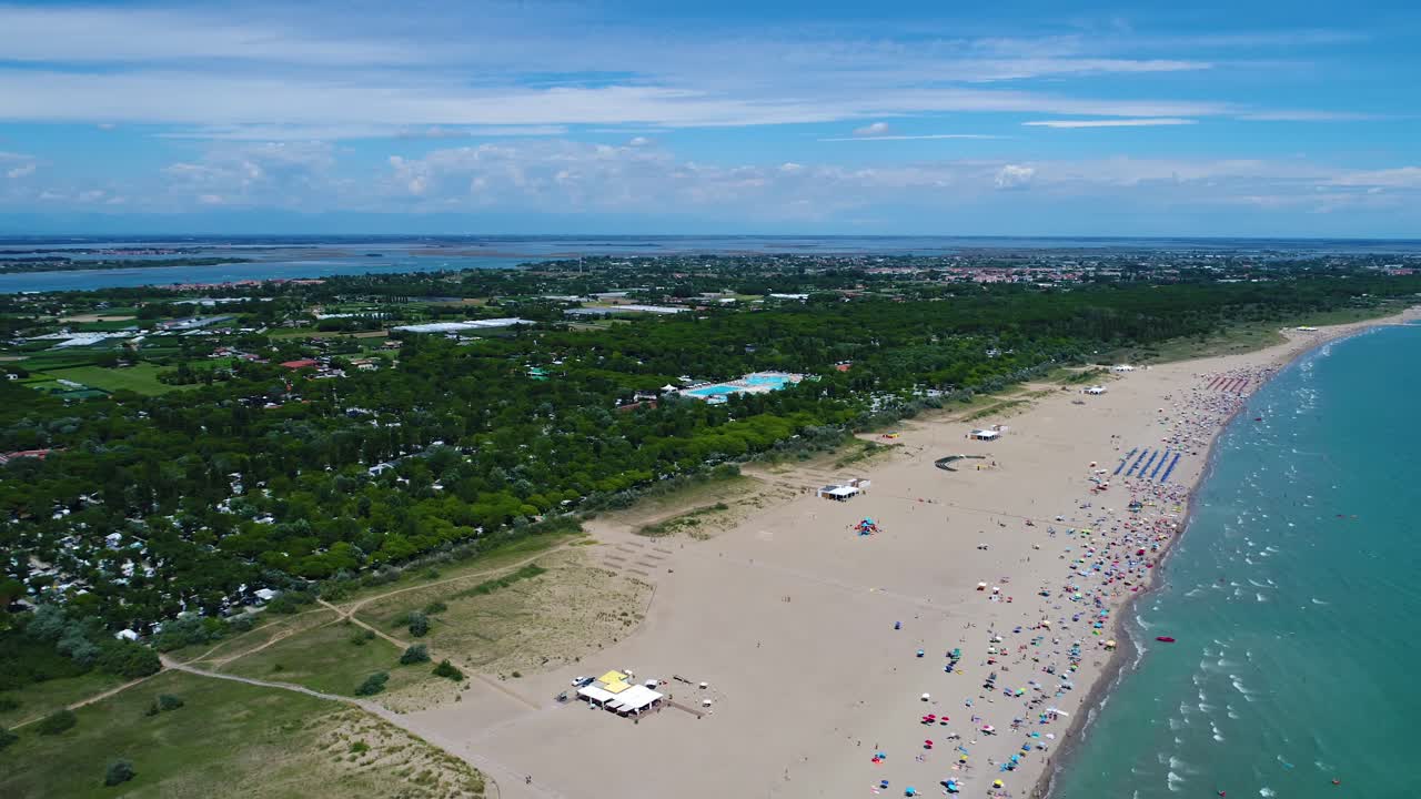 이탈리아, 아드리아 해의 해변. 베네치아 근처의 바다에서 휴식을 취하십시오. 공중 fpv 드론 비행.