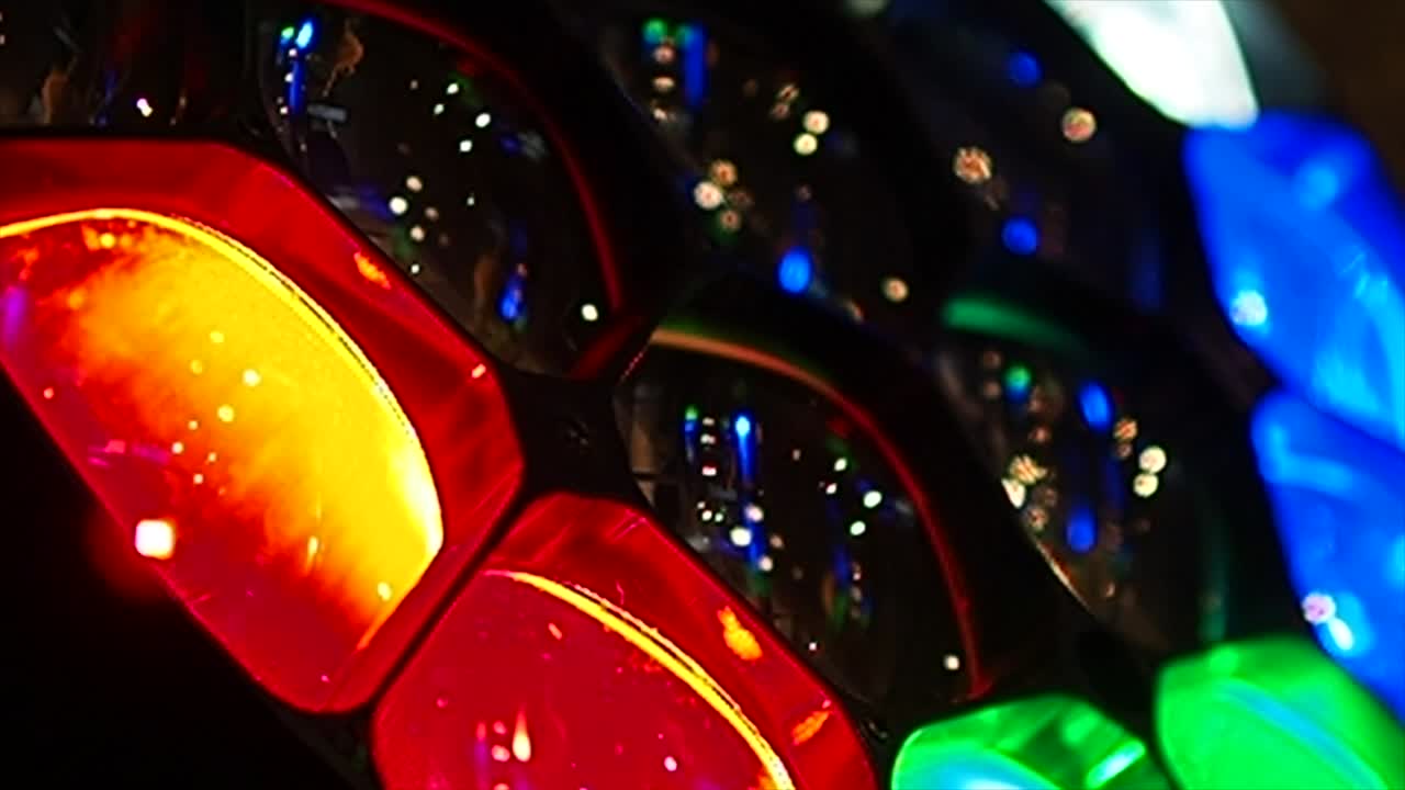 luces multicolores cerca moviéndose lentamente
