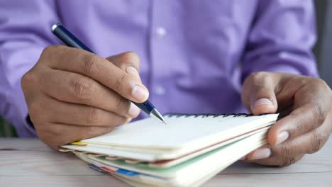 persona que escribe en un cuaderno