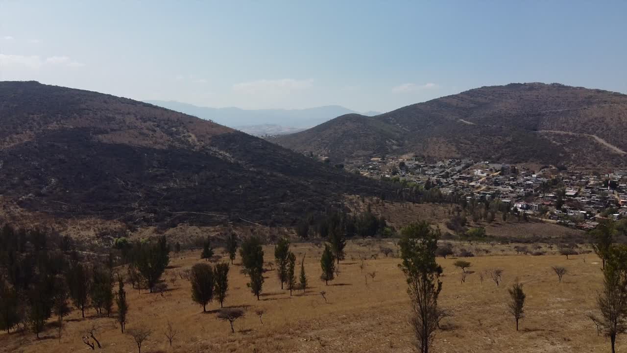 toma aérea de oaxaca, cerca de las ruinas de monte albán en el istmo de tehuantepec