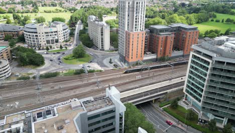 Zug-Verlässt-Den-Bahnhof-Reading,-Großbritannien,-Drohne,-Luftaufnahme