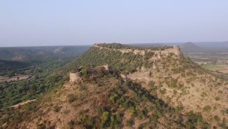 Luftdrohnenaufnahme-Einer-Alten-Festung-Auf-Einem-Hügel-In-Gwalior,-Indien