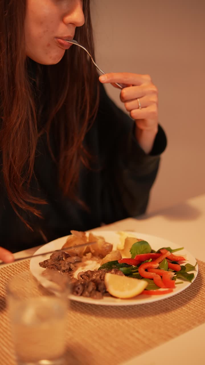 mujer comiendo una comida