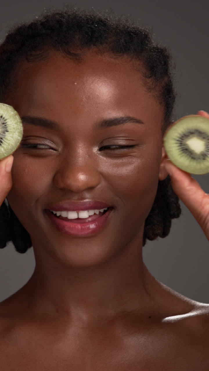 Mulher com olhos de kiwi