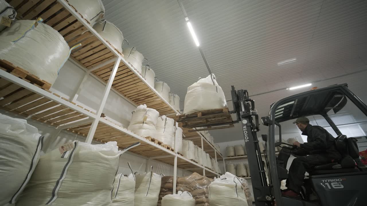 carga y descarga de carretillas elevadoras en un almacén