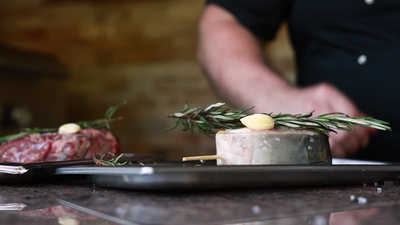 chef preparando bistec y pescado