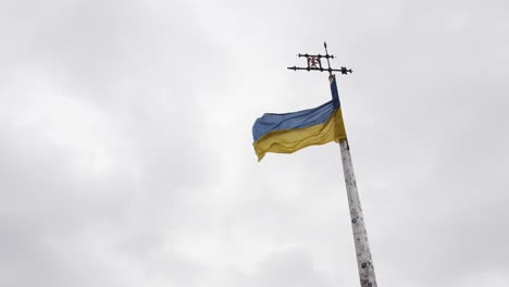 le drapeau ukrainien bat au vent avec un ciel nuageux en arrière-plan