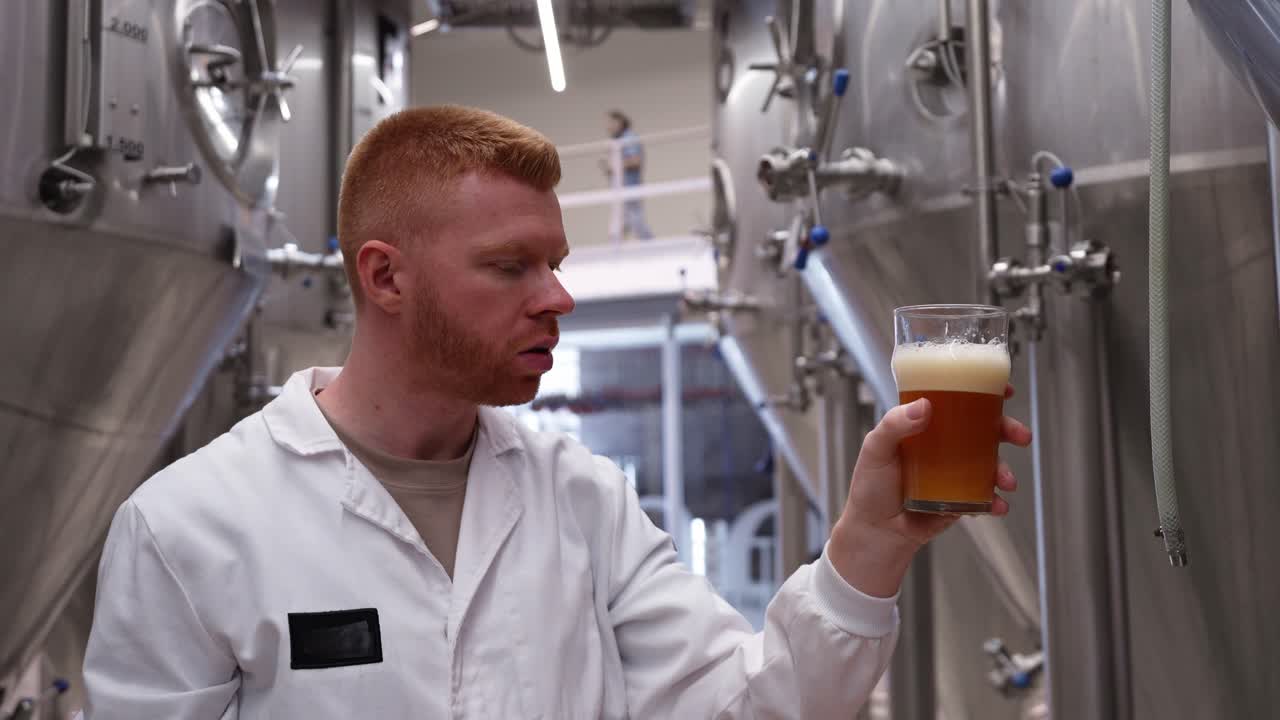 Brauer, der Bier in einer Brauerei prüft