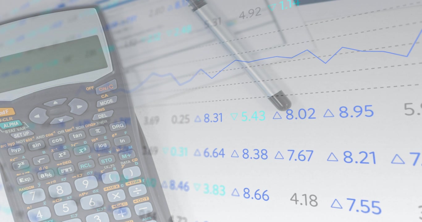 Dati finanziari animati sovrapposti a calcolatrice e penna