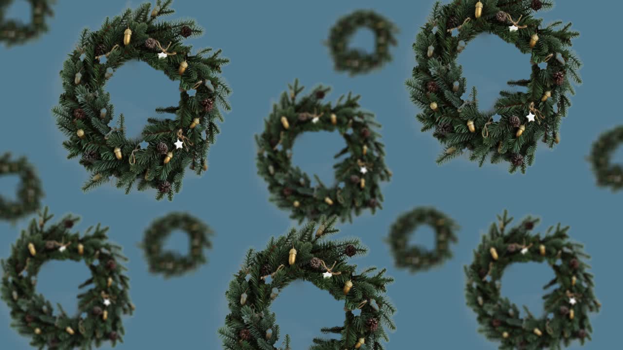 날아다니는 농촌 크리스마스 꽃받침은 다양한 지름의 매달려있는 4k uhd 영상에서 트렌딩 파란색 배경 (평면, 루프 할 수 없습니다) 의 중앙으로 이동합니다.