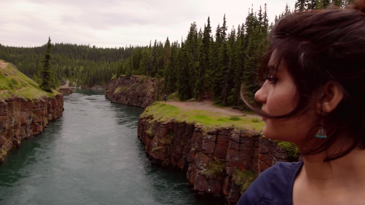 mujer india mira hacia el río yukón en el cañón miles, de cerca