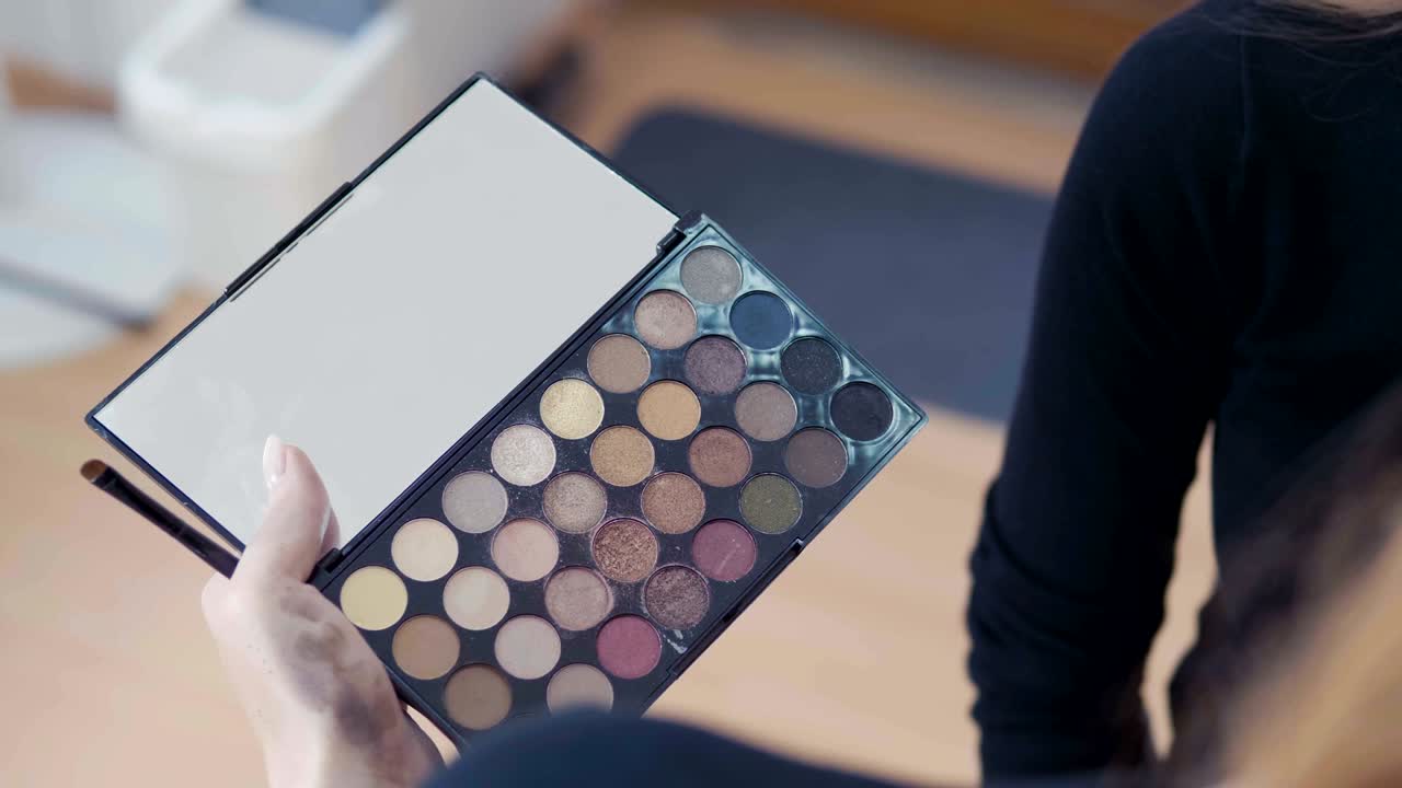 herramientas de maquillaje: pinceles que se colocan en la paleta cosmética de colores.