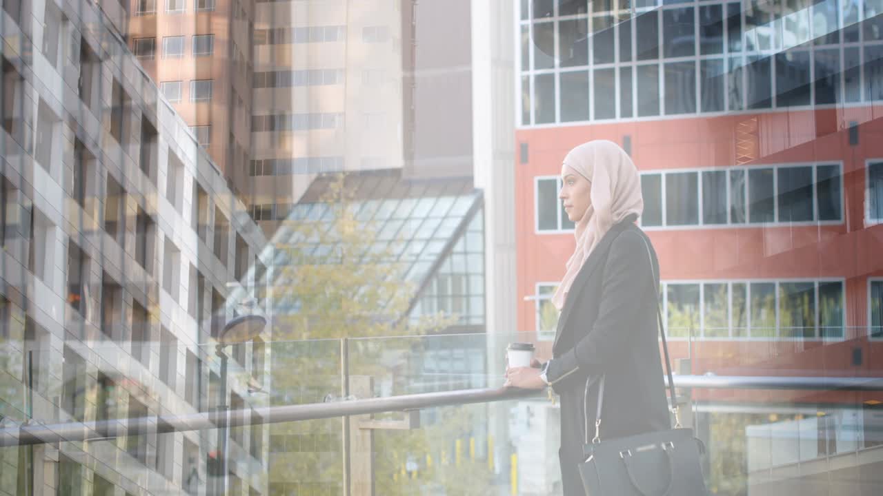 Animação de mulher asiática de hijab usando smartwatch sobre uma paisagem urbana