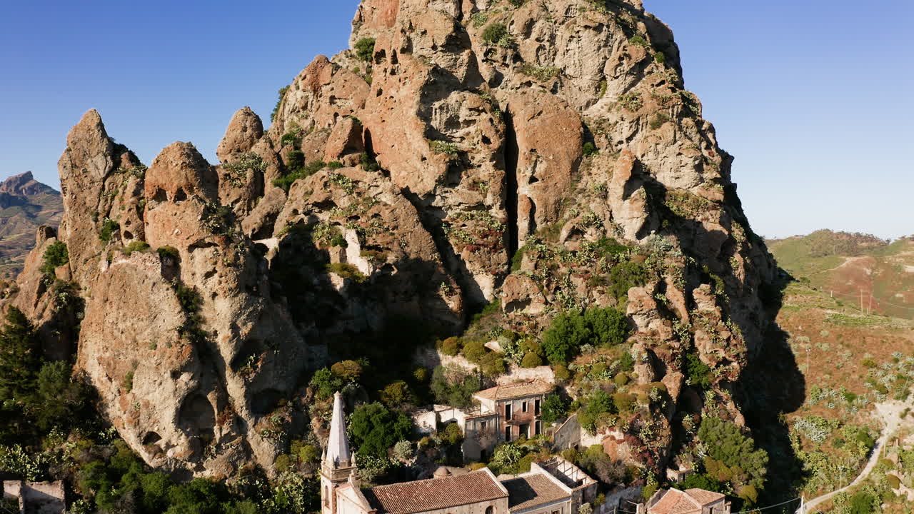 заброшенный город-призрак в горах