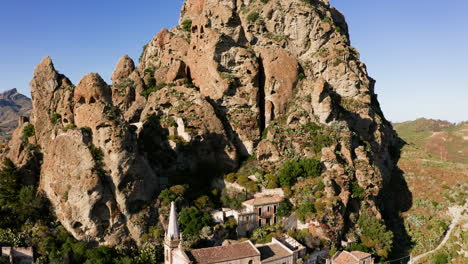 ciudad fantasma abandonada en las montañas