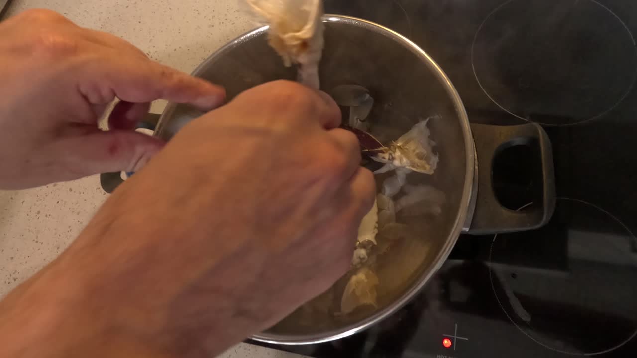 preparando una sopa abundante con varios ingredientes.