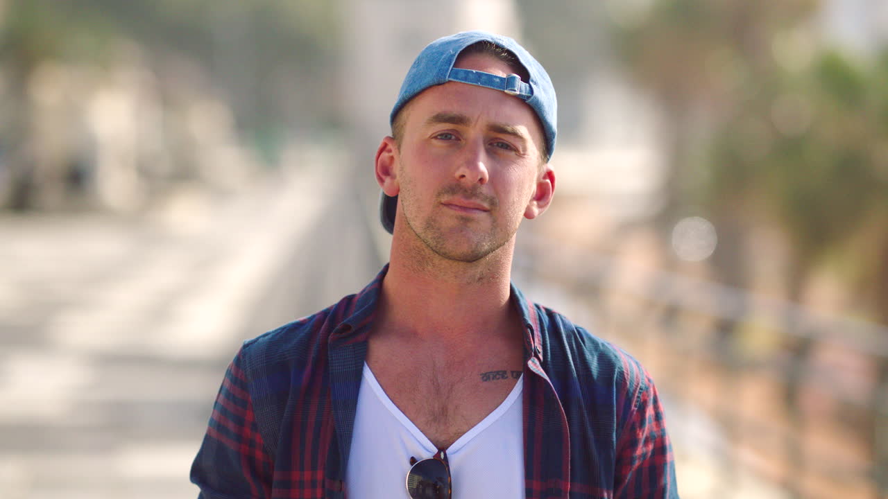 retrato de un tipo fresco y de moda que se ve triste