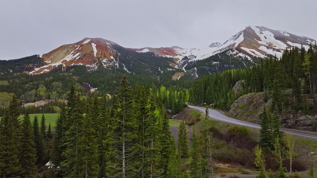 drone sobrevuela de sinuoso camino de montaña en las montañas