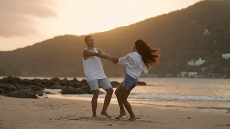 Una pareja divirtiéndose en la playa.
