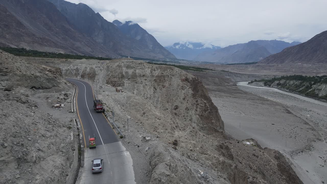 바부사르 산길, 파키스탄, 경치 좋은 길의 교통, 바위 언덕, 눈 덮힌 봉우리의 공중 전망