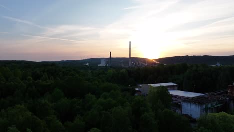 Vista-Aérea-De-La-Central-Eléctrica-De-Carbón-Al-Atardecer.