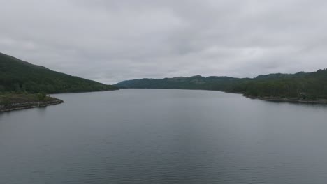 Langsamer-Vorlauf-Beim-Erkunden-Des-Mittelgebirgssees