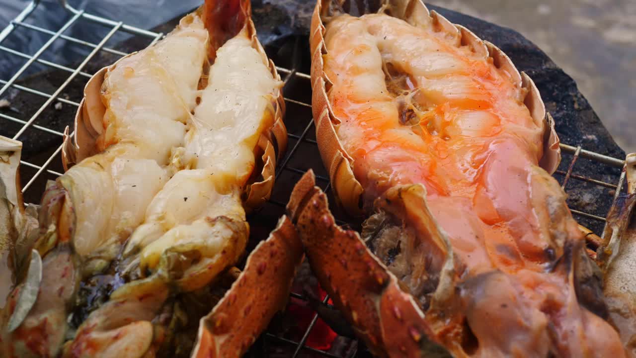 그릴에 있는 맛있는 고급 랍스터 필레 - 동작 축소