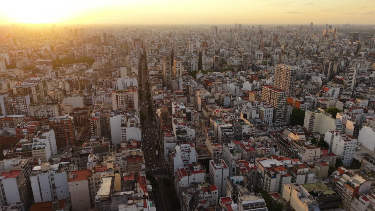 Ripresa drone su Buenos Aires al tramonto in Argentina