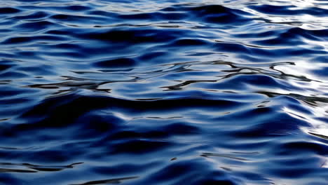 gewölbte wasseroberfläche