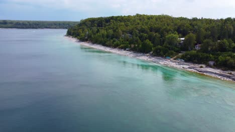 Paradiesischer-Strand-Mit-Kristallblauem-Wasser