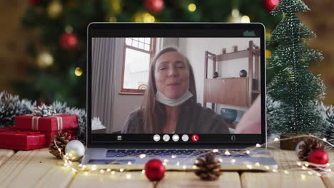 Mujeres-Mayores-Caucásicas-Con-Mascarilla-En-Videollamada,-Con-árbol-De-Navidad